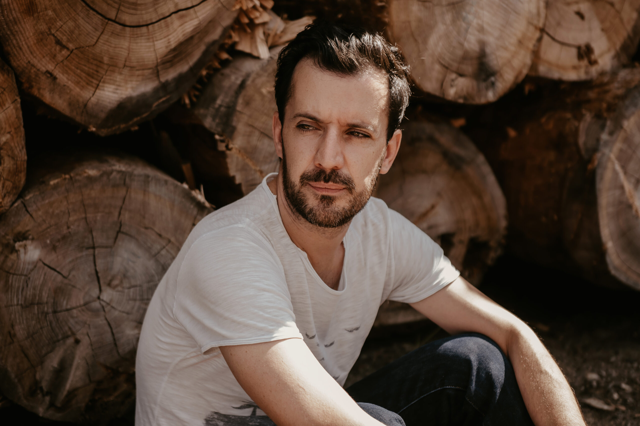 Formé initialement à Lyon comme comédien puis comme scénariste, Rémi Ansel Salas explore les arts du récit et l’écriture sonore. Son parcours s’enrichi ensuite par de nombreux stages professionnels avec le […]